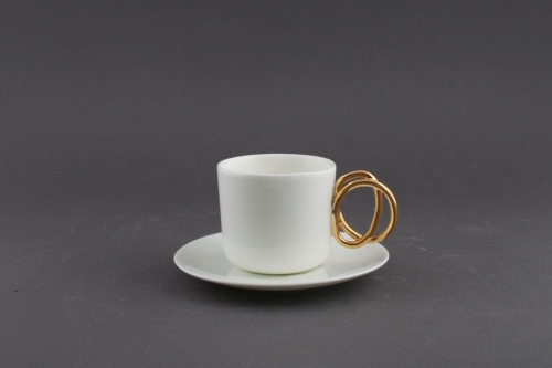 Filiżanka Ende cappuccino Twist ze złotym uchem 