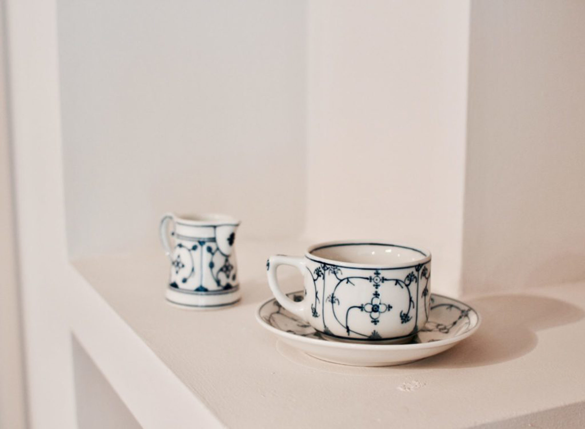porcelana z kobaltowym wzorem