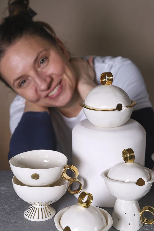 Magda Konior - rzeźbione filiżanki z porcelany